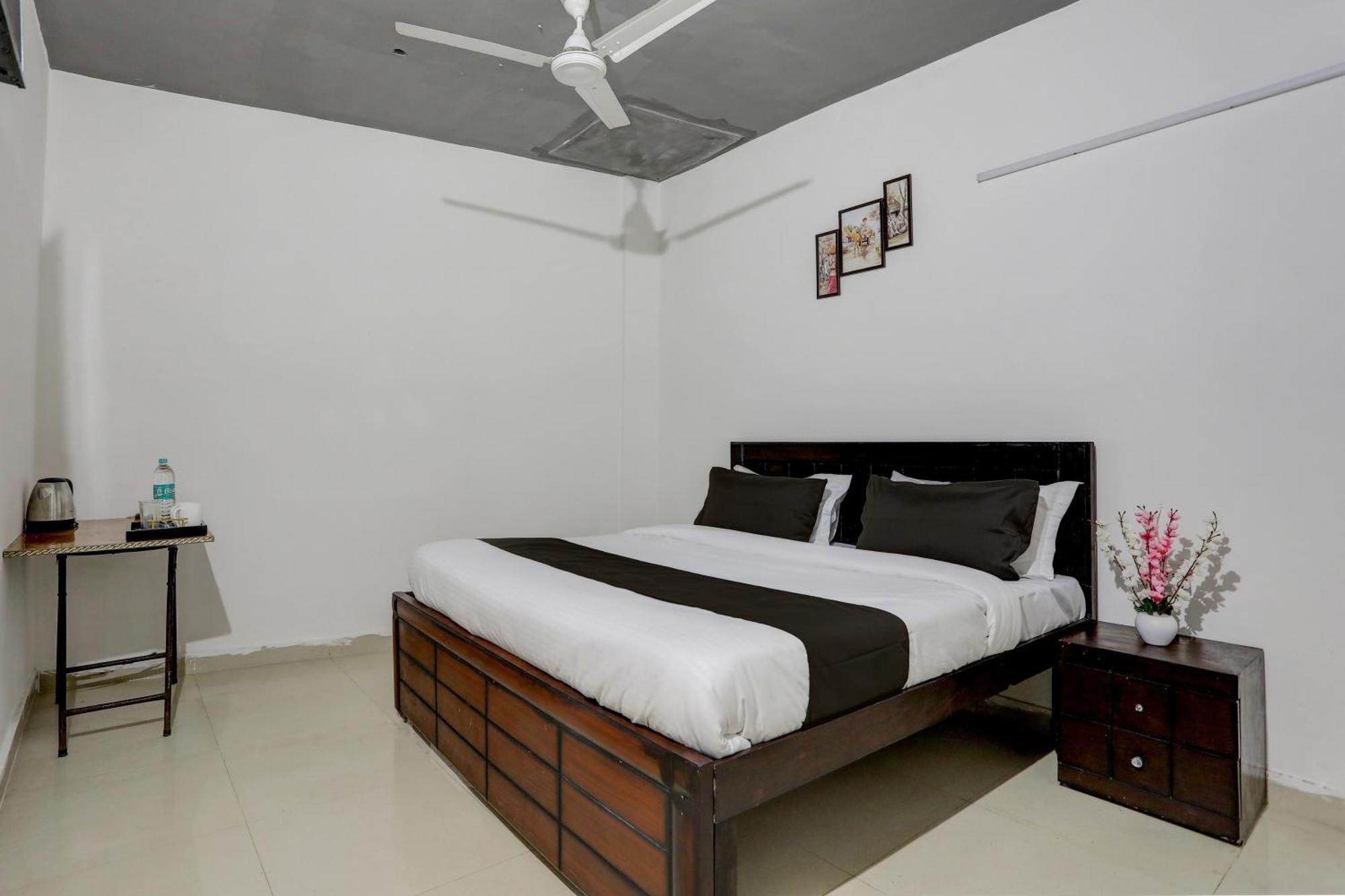 Hotel O The Royal Villa New Delhi Exteriör bild